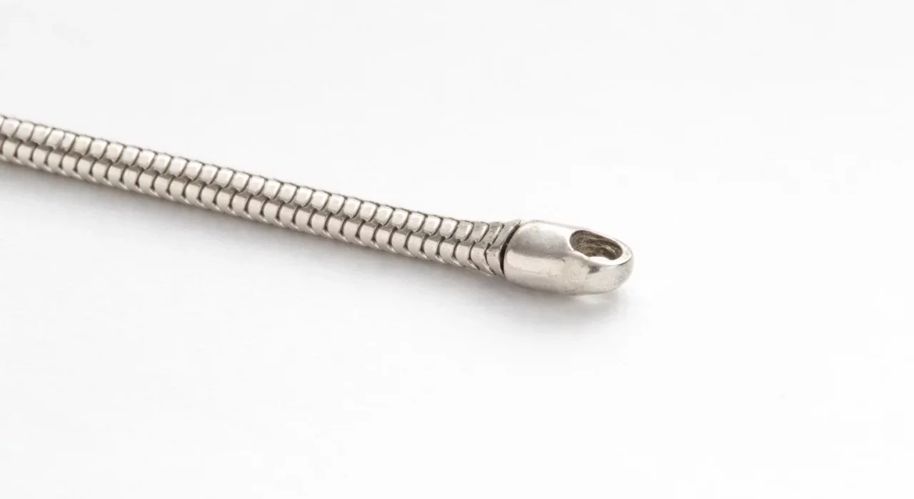 Embout sur chaîne serpentine : faut-il souder ou coller ?