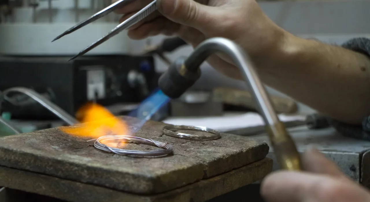 Organiser des ateliers bijouterie chez soi : cadre légal, assurances et infos