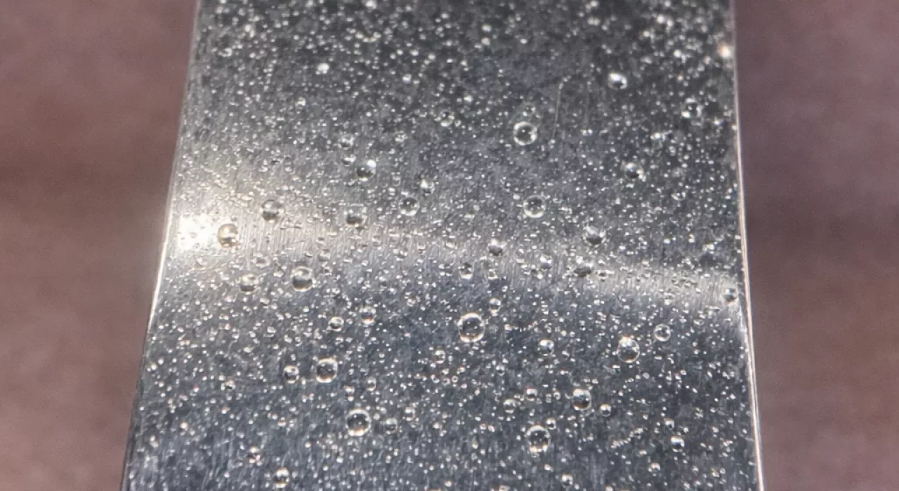 Métal poreux après polissage : comprendre et corriger le problème