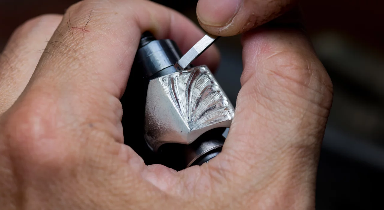 Gravure sur bijoux : quels outils choisir (manuel, CNC, laser)