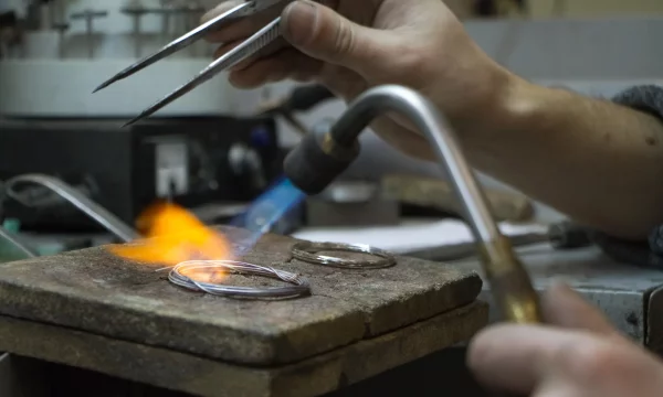 Organiser des ateliers bijouterie chez soi : cadre légal, assurances et infos