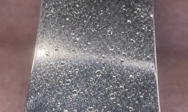 Métal poreux après polissage : comprendre et corriger le problème