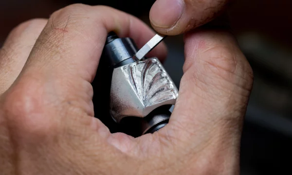 Gravure sur bijoux : quels outils choisir (manuel, CNC, laser)